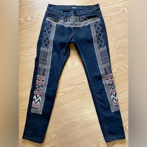BDG embroidered jeans.‎